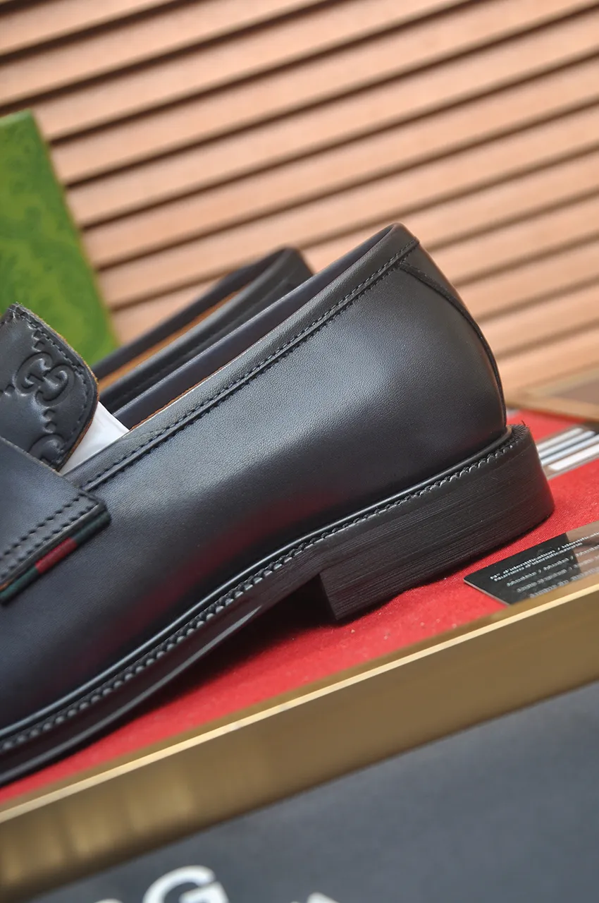 Men's shoes💰500💶Italy's top luxury men's shoe giant (GUCCI) (Gucci) (full cowhide lining) new arrival🍃Original European style🔰 Pleasant to the eye😍In order to make the shoes more durable and non-deformable🌀The production continues to follow traditional methods but there is still no lack of innovation💪Choose original sheepskin for the leather♻️ Smooth and natural And extra bright ⭐Made of imported cowhide, the first choice of rich people 38-45 (45 customized)